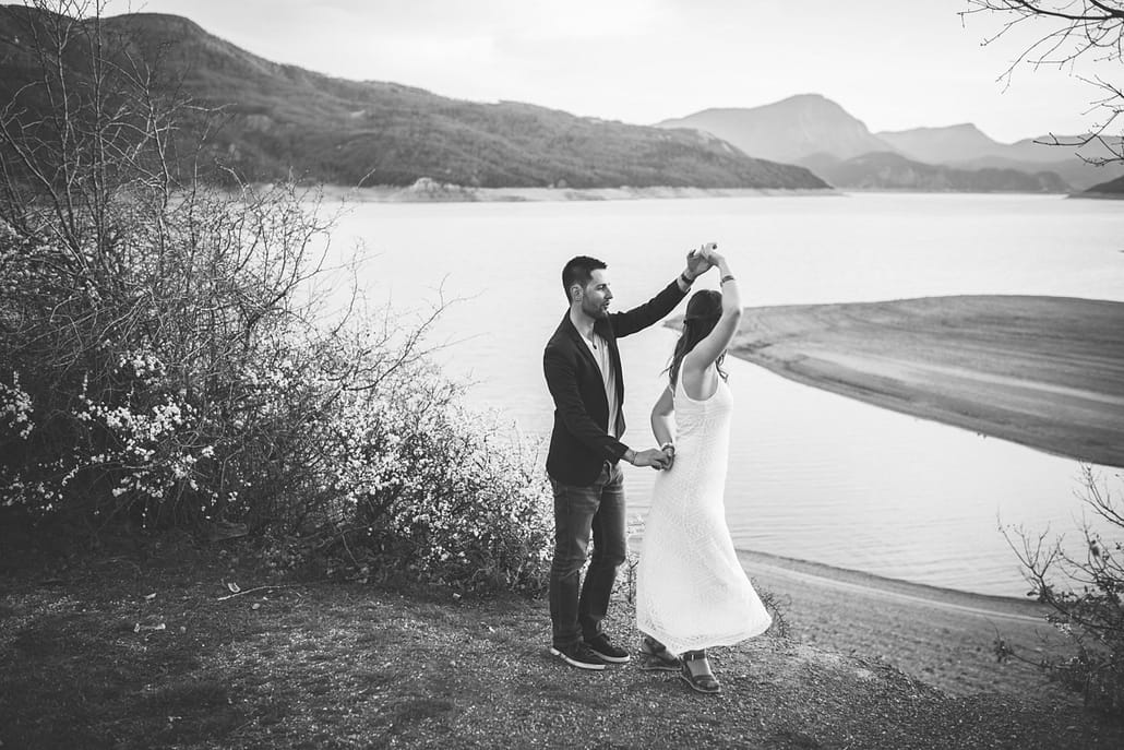 couple danse lac montagne seance photographe