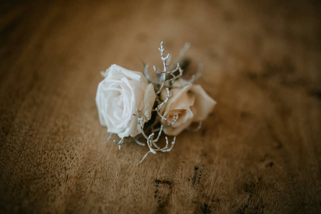 détail fleur mariage broche boutonière