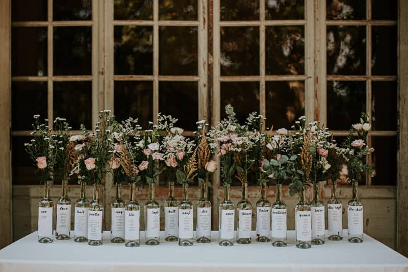 DIY plan de table mariage bouteilles fleurs